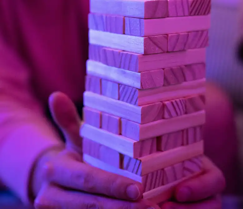 Mano sosteniendo una torre de bloques de madera