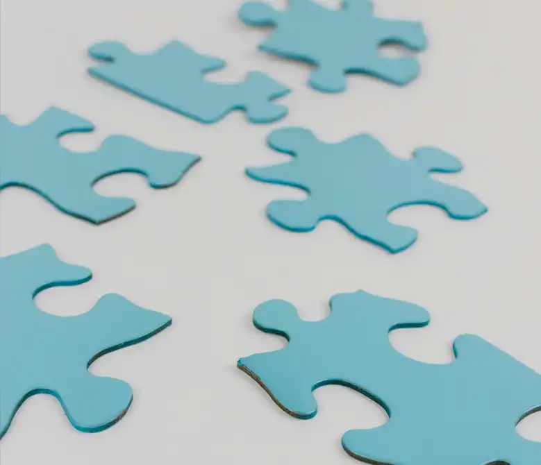 Piezas de rompecabezas azules sobre fondo claro